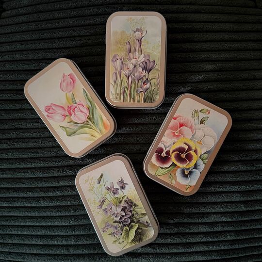 Pastilky Violet, motiv kytiček v plechové krabičce, Sköna Ting