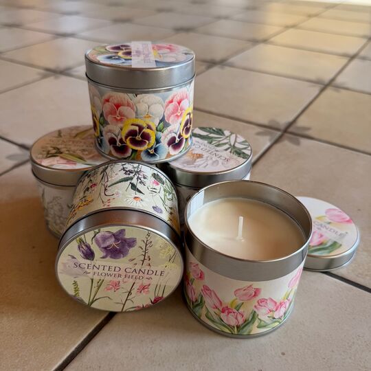 Vonná svíčka v plechu, květinové motivy