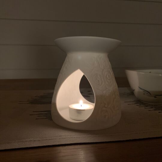 Aromalampa zdobená růžemi. Vosk do aromalampy. Mathilde M.