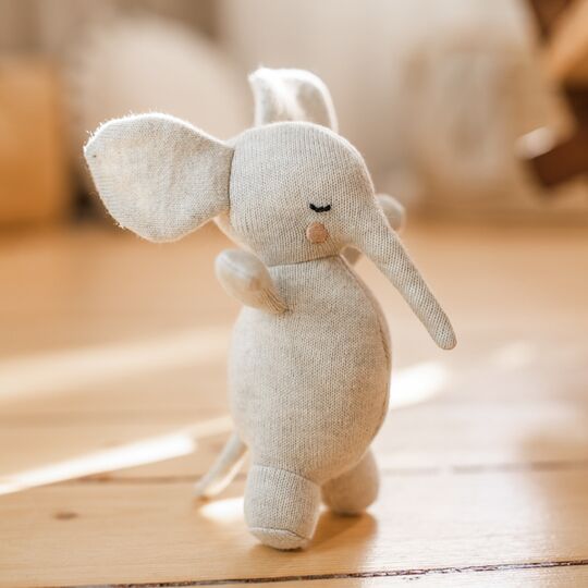 Dětské chrastítko Slon, hračka z pleteniny