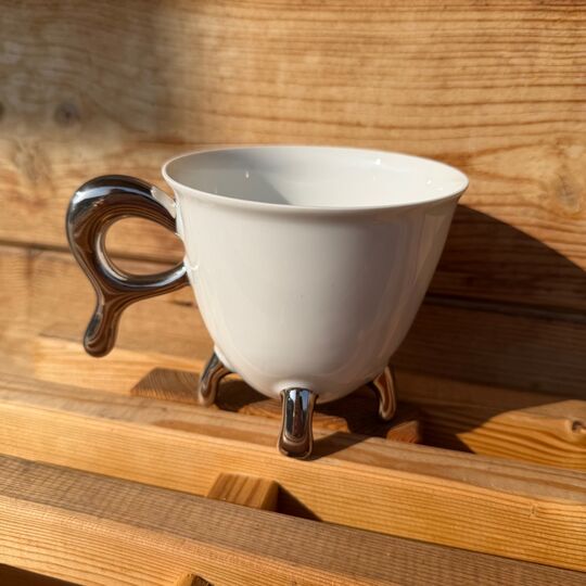 Porcelánový hrnek na nožičkách stříbrný, Radka Linhartová