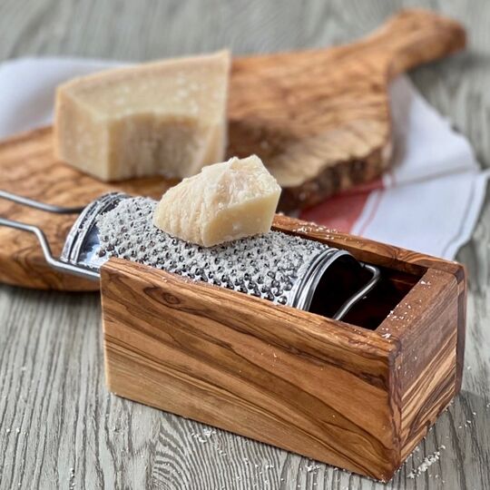Italské struhadlo na sýr s boxem z olivového dřeva