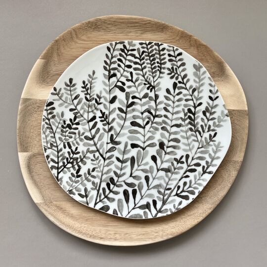 Porcelánový talíř černý z kolekce MIX & MATCH s dřevěným tácem