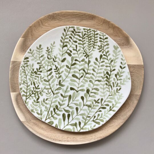 Porcelánový talíř zelený z kolekce MIX & MATCH s dřevěným tácem