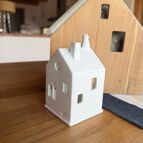 S kočkou, Porcelánový domeček / svícen