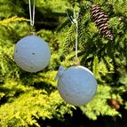 Bílé porcelánové dekorace