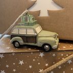 Autíčko s dárky na střeše