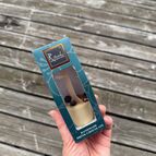 bílá s černým rybízem a skořicí