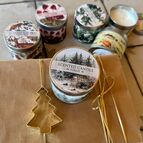 Vonné svíčky v plechu s poetickými motivy