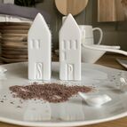 Solnička a pepřenka z porcelánu