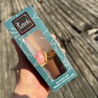 mléčná s karamelem a květinou