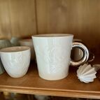 Vedle běžných hrníčků je mega hrnek obří