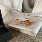 Manžetové knoflíčky z dubového dřeva a kovu