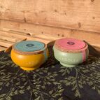 Oregáno a mořská sůl v keramické dóze