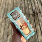 bílá s růží a květinou