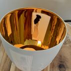 Svícen Noční povídání, zlatý, jedna postava uvnitř