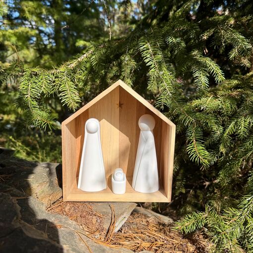 Velký dřevěný betlém s porcelánovými figurkami – Vánoční příběh