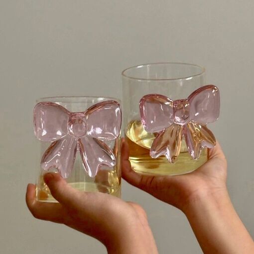 Sklenička s mašličkou, hravý design