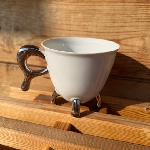 Porcelánový hrnek na nožičkách stříbrný, Radka Linhartová